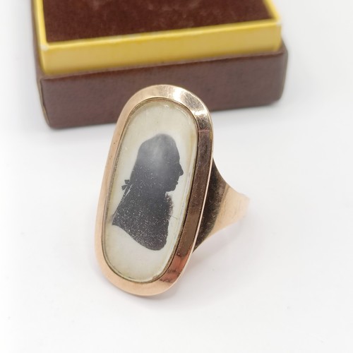 685 - A 19th century yellow metal plaque ring, inset with a silhouette portrait