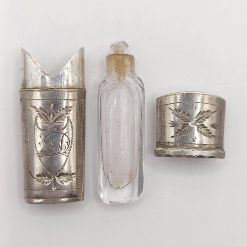 687 - A miniature glass scent bottle, with stopper, in a silver case, 4 cm