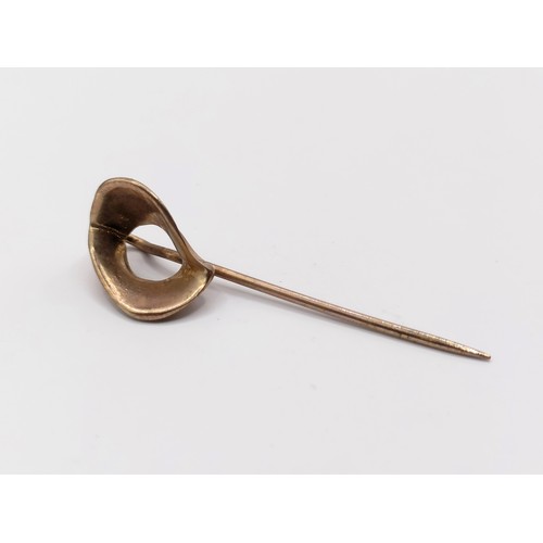 695 - A 9ct gold stick pin, 1.7 g