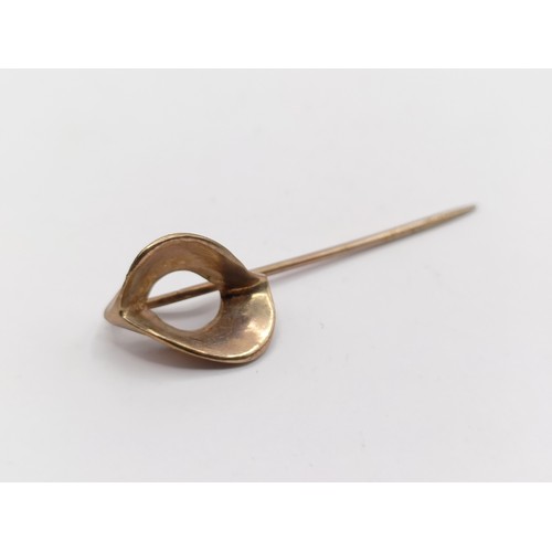 695 - A 9ct gold stick pin, 1.7 g