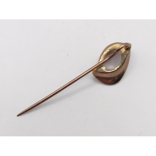 695 - A 9ct gold stick pin, 1.7 g