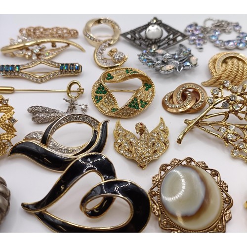 817 - Assorted costume jewellery