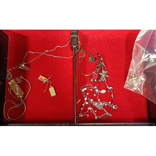 817 - Assorted costume jewellery