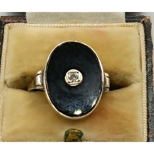 708 - An Art Deco 14ct gold, diamond and onyx ring, ring size O