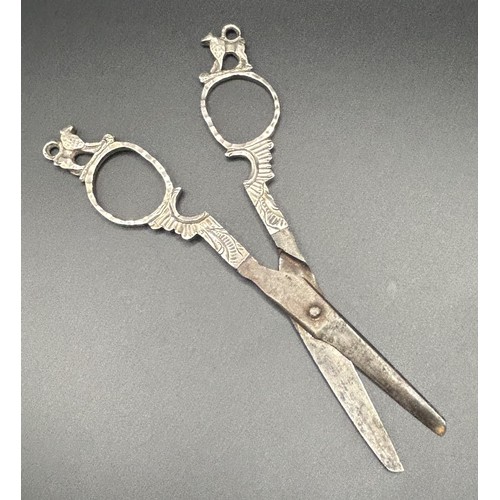 91 - A pair of 18th century silver handled scissors