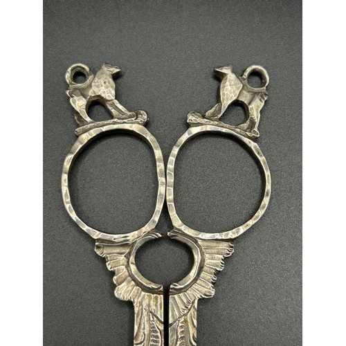 91 - A pair of 18th century silver handled scissors