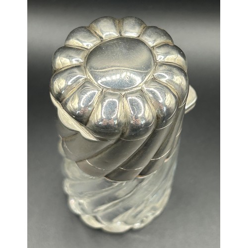 97 - A Victorian silver vinaigrette and glass scent bottle, Chester 1893, 8 cm high