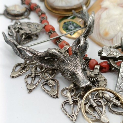 830 - A cameo, and assorted silver and costume jewellery