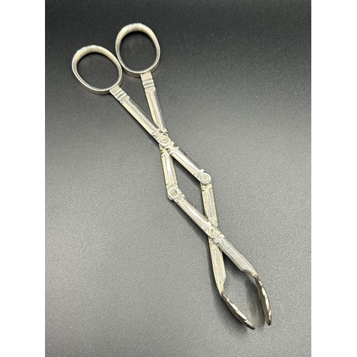 145 - A pair of Augsburg silver collapsible tongs, 28.4 g