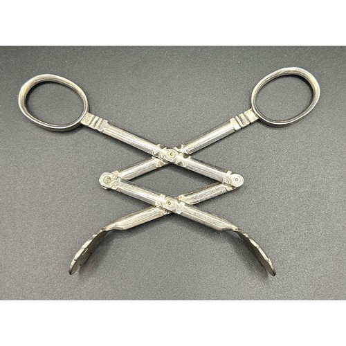 145 - A pair of Augsburg silver collapsible tongs, 28.4 g