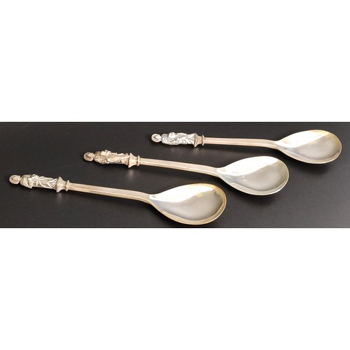 150 - A set of thirteen commemorative silver spoons, with finials in the form of saints, Birmingham 1951, ... 