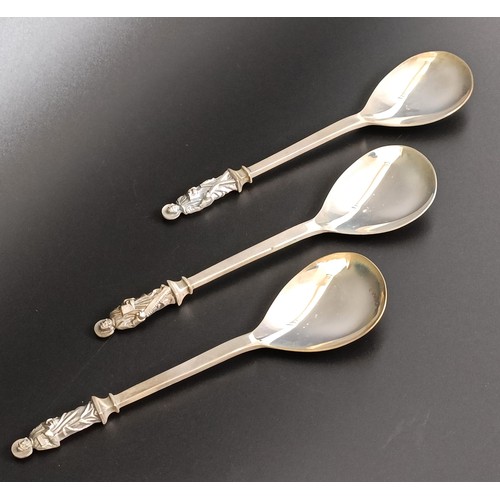 150 - A set of thirteen commemorative silver spoons, with finials in the form of saints, Birmingham 1951, ... 