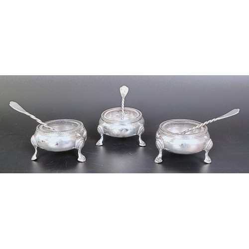 185 - A set of three Victorian silver round salts, with associated spoons, 3.6 ozt, with clear glass liner... 