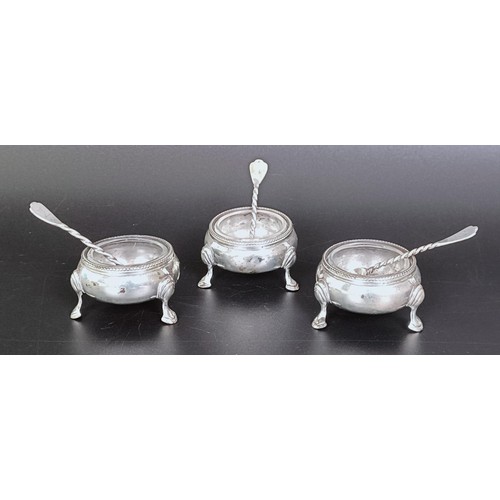 185 - A set of three Victorian silver round salts, with associated spoons, 3.6 ozt, with clear glass liner... 