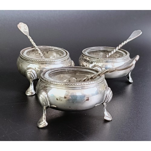 185 - A set of three Victorian silver round salts, with associated spoons, 3.6 ozt, with clear glass liner... 