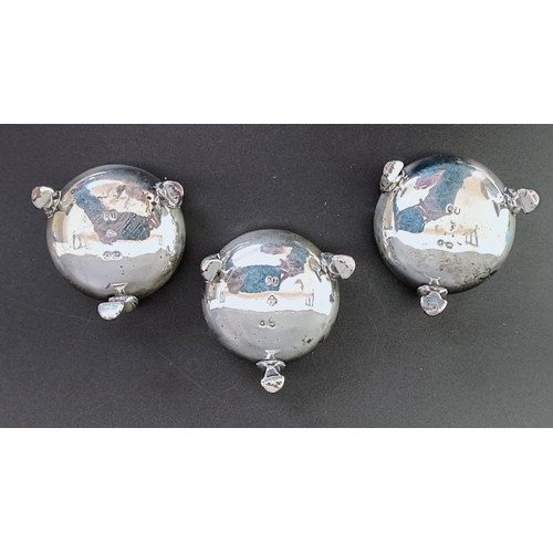 185 - A set of three Victorian silver round salts, with associated spoons, 3.6 ozt, with clear glass liner... 