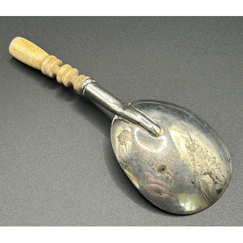 200 - A Victorian silver caddy spoon, with bright cut decoration, Birmingham 1817, 7.9 g (all in)