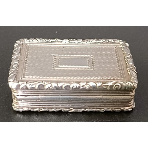 224 - A George IV silver vinaigrette, London 1826, 3.5 cm wide