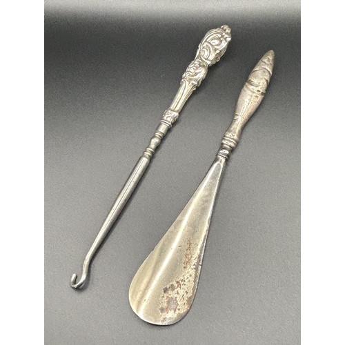 355 - A silver handled button hook, import marks for Chester 1903, and a similar shoe horn (2)