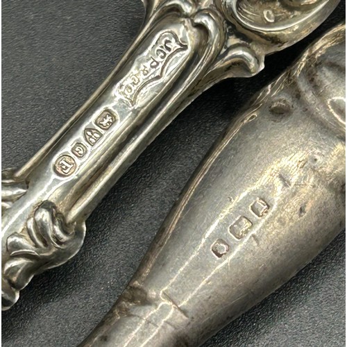 355 - A silver handled button hook, import marks for Chester 1903, and a similar shoe horn (2)