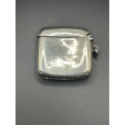 230 - A George V silver vesta case, applied an enamelled horseshoe and shamrock, Birmingham 1919, 30.4 g (... 