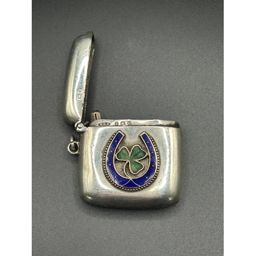 230 - A George V silver vesta case, applied an enamelled horseshoe and shamrock, Birmingham 1919, 30.4 g (... 