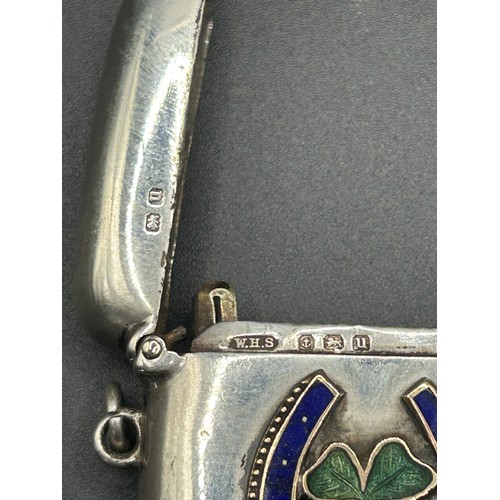 230 - A George V silver vesta case, applied an enamelled horseshoe and shamrock, Birmingham 1919, 30.4 g (... 