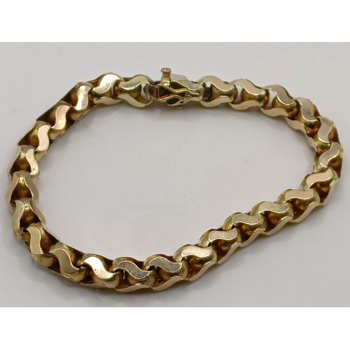 664 - A yellow metal chain, 13.8 g