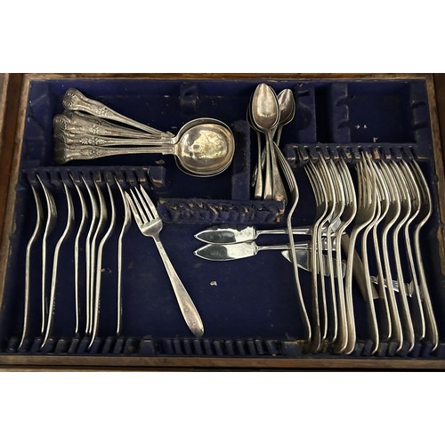 32 - A set of silver plated knives, in a mahogany case and a part canteen of cutlery, in a oak case (2)