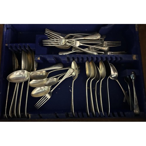 32 - A set of silver plated knives, in a mahogany case and a part canteen of cutlery, in a oak case (2)