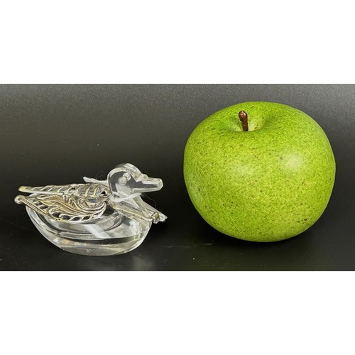 45 - A silver coloured metal mounted duck, 4.5 cm high