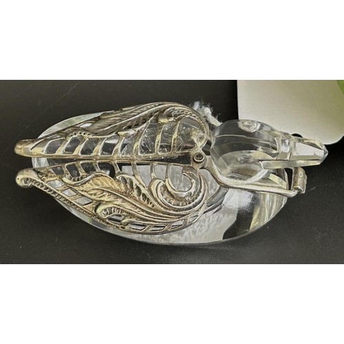 45 - A silver coloured metal mounted duck, 4.5 cm high