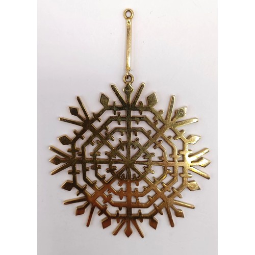 749 - A large 9ct gold snowflake pendant, 17.1 g