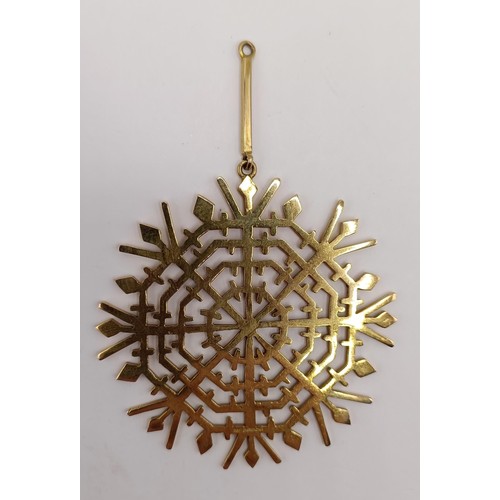 749 - A large 9ct gold snowflake pendant, 17.1 g