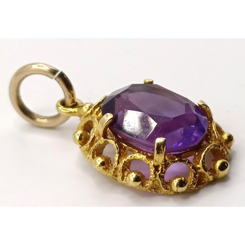 748 - An amethyst and yellow metal pendant