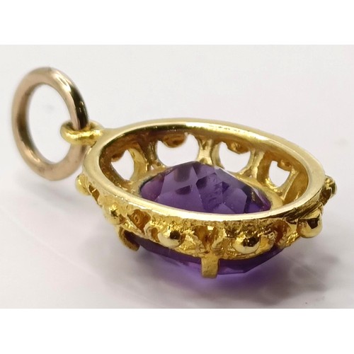 748 - An amethyst and yellow metal pendant