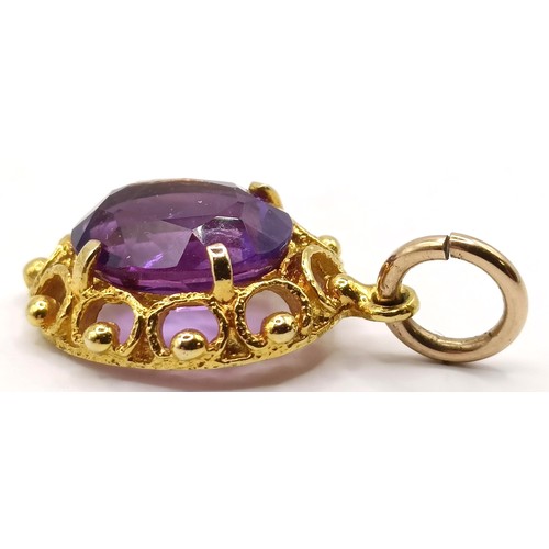 748 - An amethyst and yellow metal pendant