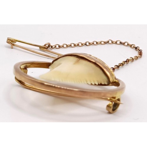 750 - A 9ct gold and shark's tooth brooch, in a vintage jewellery box