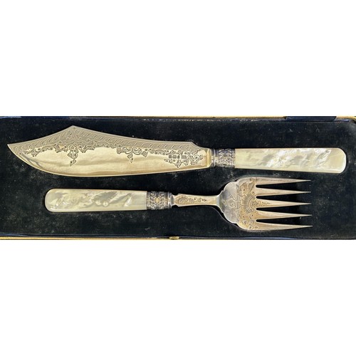 349 - A pair of late Victorian silver fish servers, with mother of pearl handles, Sheffield 1897, cased