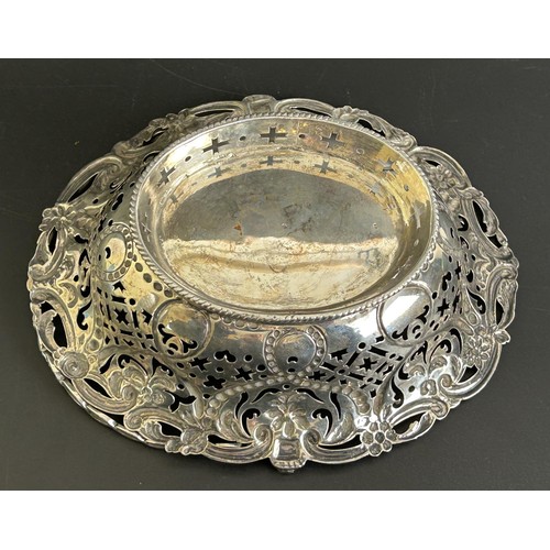 390 - A George III silver swing handle basket, London 1770, 4.0 ozt, 16 cm wide