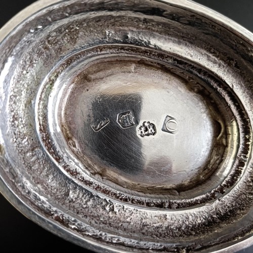 72 - A pair of George II silver sauce boats, William Paradise, London 1729, 18.3 ozt, 7.5 cm high (2)