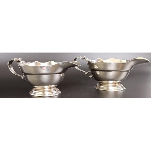 72 - A pair of George II silver sauce boats, William Paradise, London 1729, 18.3 ozt, 7.5 cm high (2)