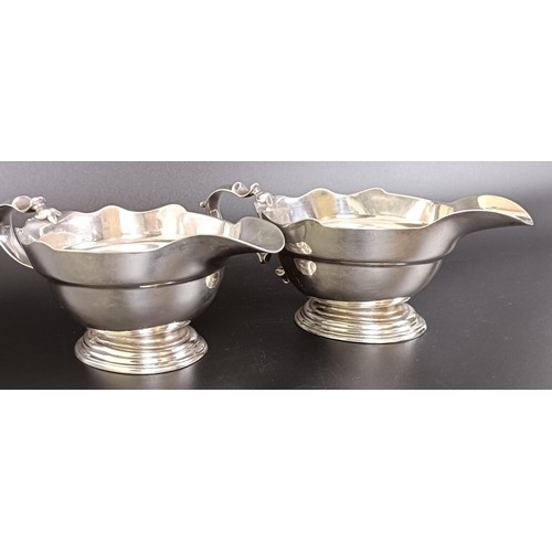 72 - A pair of George II silver sauce boats, William Paradise, London 1729, 18.3 ozt, 7.5 cm high (2)