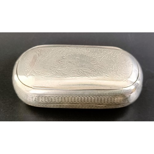 207 - A 19th century French snuff box, with engraved decoration, 1.4 ozt, 7.5 cm wide