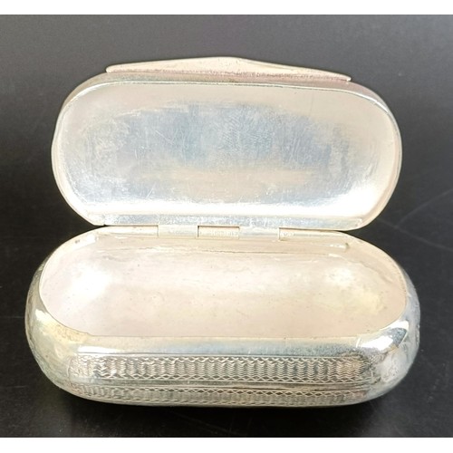 207 - A 19th century French snuff box, with engraved decoration, 1.4 ozt, 7.5 cm wide