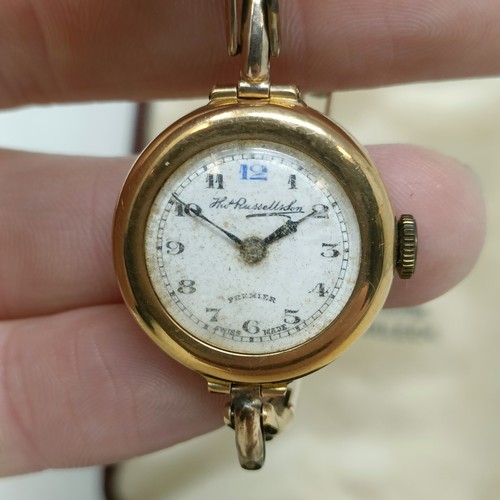 913 - A ladies 9ct gold wristwatch, on an expandable strap, in a vintage J W Benson box