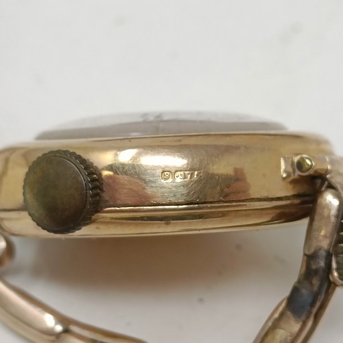 913 - A ladies 9ct gold wristwatch, on an expandable strap, in a vintage J W Benson box