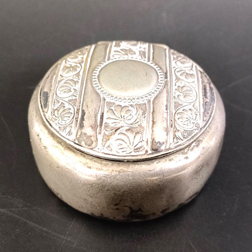 246 - A snuff box, with embossed decoration, stamped Alpaca, 5.5 cm diameter