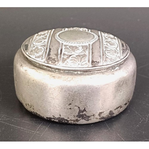 246 - A snuff box, with embossed decoration, stamped Alpaca, 5.5 cm diameter