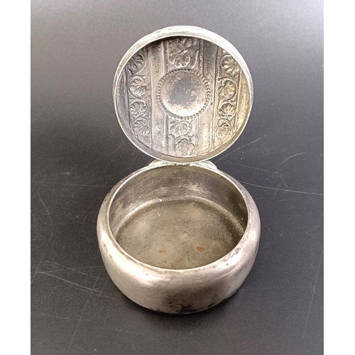 246 - A snuff box, with embossed decoration, stamped Alpaca, 5.5 cm diameter